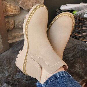 NWOT Nicole Miller New York Tan Pocas Wedge Lug Platform Chelsea Boots Size 9